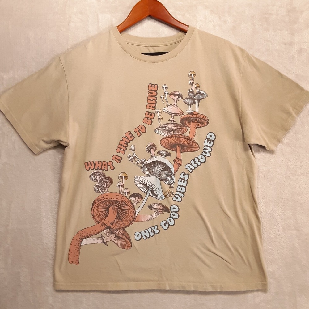Tree Hugger Mens Crewneck Graphic T-Shirt Sz.Large/Beige/Good Vibes/Mushrooms